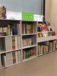くもんの推薦図書や絵本コーナーです。貸し出しもできます。