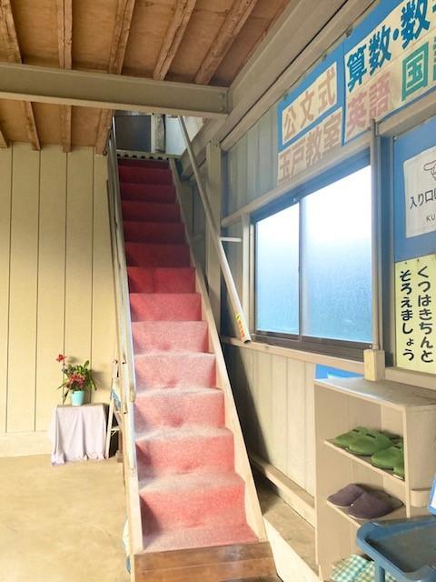 こちらの階段を上がると教室入口です。