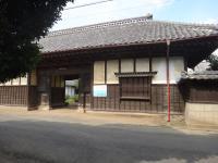 こちらの門から入り、右手奥の２階に教室があります。