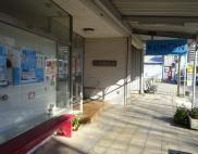 八坂神社前、にぎわい広場の隣です。アーケードが広く、安心です。