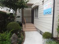 電柱看板の角を曲がり、つきあたりの白い家が教室です。