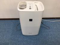 入室時の手指の消毒・検温のお願いと、室内では定期的な換気と空気清浄を行っています