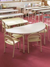 幼児さんが安心して座れる、専用の机もご用意しています。