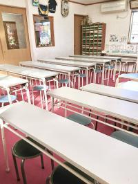 明るく清潔な教室です。