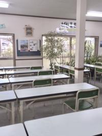 明るく清潔な教室です。