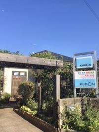 教室の入り口です。青い看板が目印です。