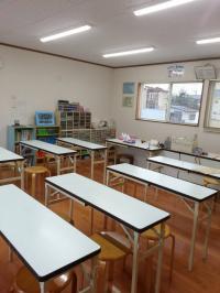 明るく静かな教室で子どもたちは集中して学習しています。