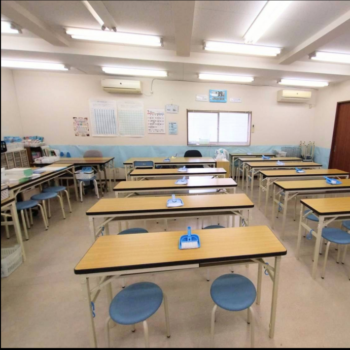 教室は約40畳。<br />
明るく広く密にならない広さがあります。