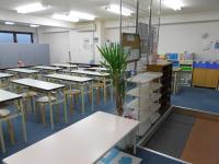 教室内は広く、余裕をもって座れるスペースがあります。