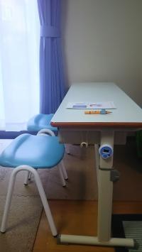 幼児さんの体に合わせた大きさの机と椅子も設置してあります。