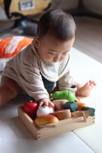 お座りも上手になりました。お母さんの読み聞かせをいつも楽しみにきいています。