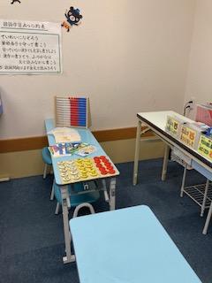 幼稚園生の学習机完備。スタッフと楽しく学習スタート。<br />
数字や絵カードも充実