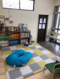 教室待合スペースです。<br />
　学習後、パズルや本を読んでお迎えを待ちます。<br />
　