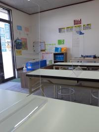 学習机にそれぞれパーテーションを設置し、感染予防対策をしています！