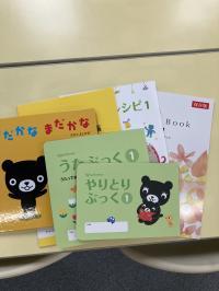 豊富な歌と絵本、楽しい言葉のやりとり。<br />
語彙をたくさんインプットできます。<br />
