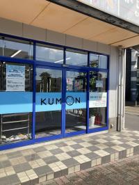 東図書館入口目の前の教室。来室のついでに図書館で絵本を借りるのも良いですね！