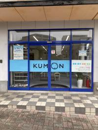 自動ドアで中へお入りください。<br />
ベビーカーをおいてもゆったりな広い入口です♪