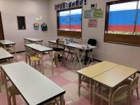ピンク色のお教室です。明るい教室で一緒に学習しましょう。幼児席もあります。