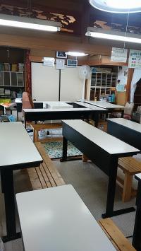 教室は富士見小正門すぐ近くにあります。