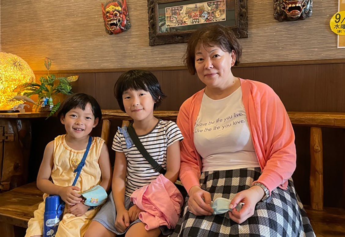 加納さんご家族、左から丸久さん、三久さん、友美さん。