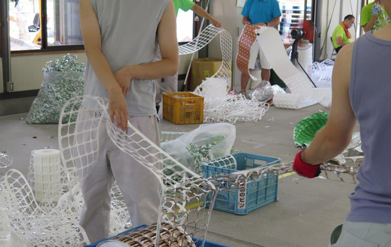 食品容器リサイクルの仕事風景