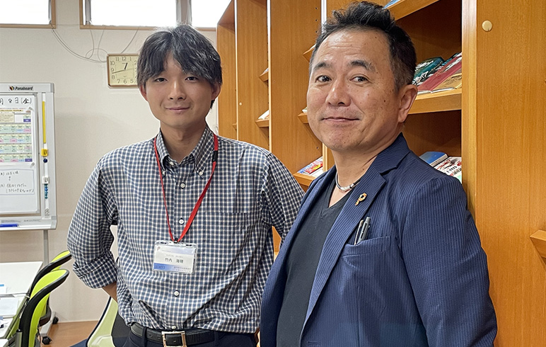 （右から）坂口伊久磨理事長・施設長、公文式学習担当の竹内海晴さん