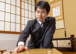 棋士（囲碁九段）　山下敬吾さん