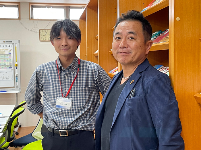 （右から）坂口伊久磨理事長・施設長、
公文式学習担当の竹内海晴さん