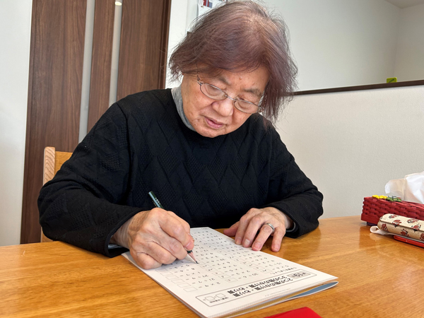 お母様の三千代さん（左）