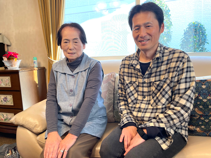 会員の富士子さん（左）と息子の永渕さん
