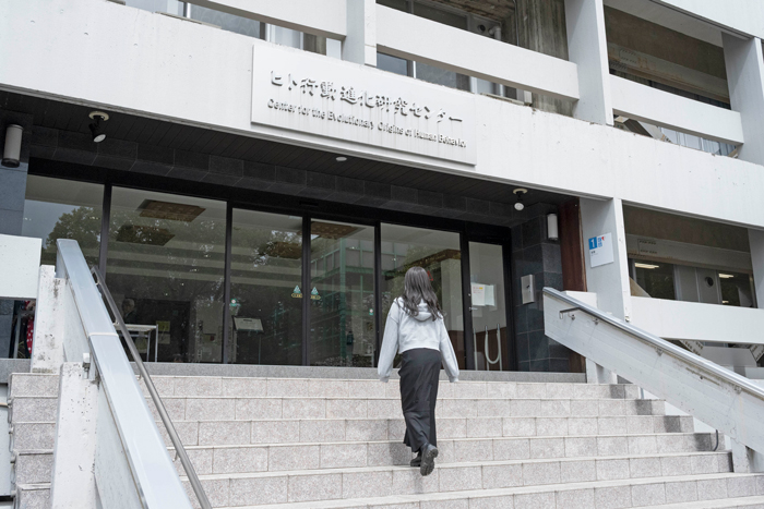 対談を行った京都大学ヒト行動進化研究センター