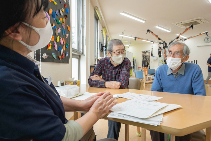 もう一人のご利用者と職員の3人でコミュニケーションするのも学習療法の一部