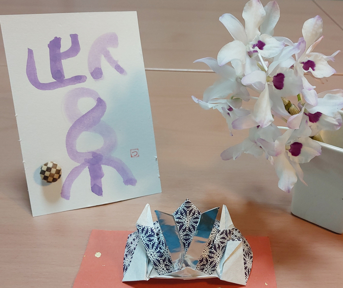 武藤さん(紫の字)、岸さん(兜の折り紙)の作品