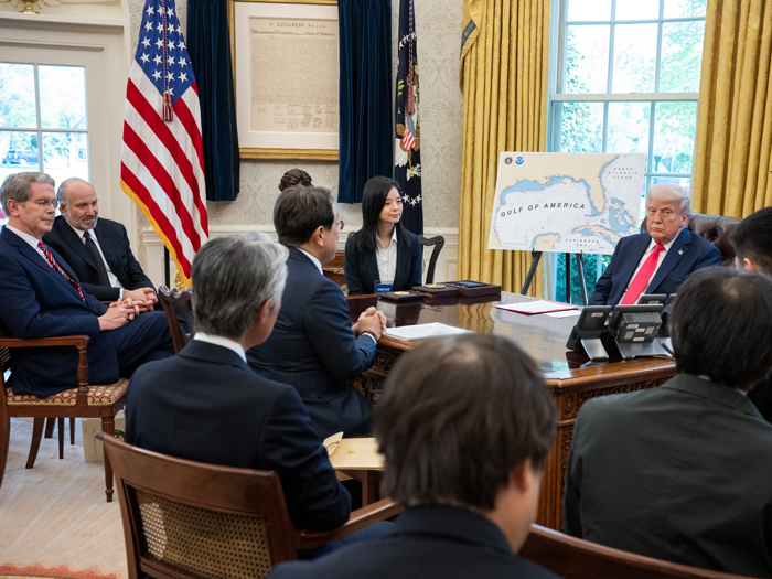 赤澤大臣とトランプ大統領の会談を米側通訳として支援（2025年）[ホワイトハウスのSNSより]<