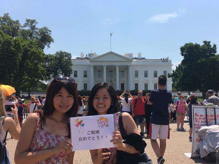 公文国際学園同期で留学中だった友人とホワイトハウス前で、日本にいる同期カップルの結婚に対しお祝いのメッセージ(2017年)