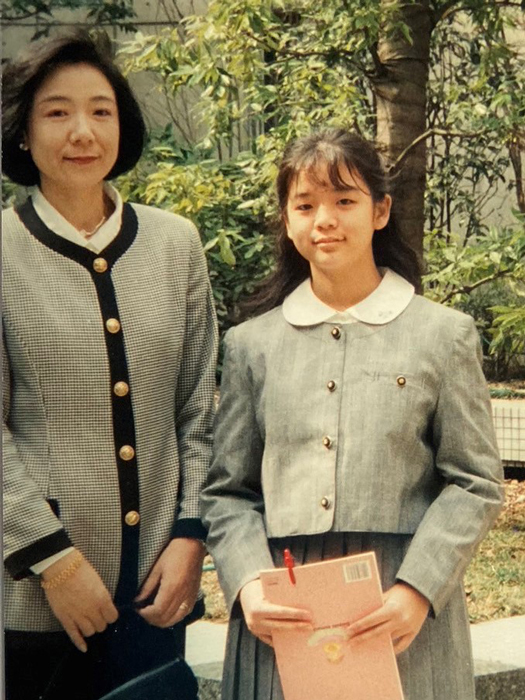 公文国際学園中等部の卒業式にて母と(1997年)
