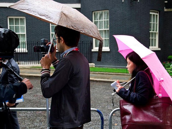 在英日本国大使館の報道担当官(専門調査員)時代、英国首相官邸の前でぶら下がり取材の記録を取っている様子(2011年)