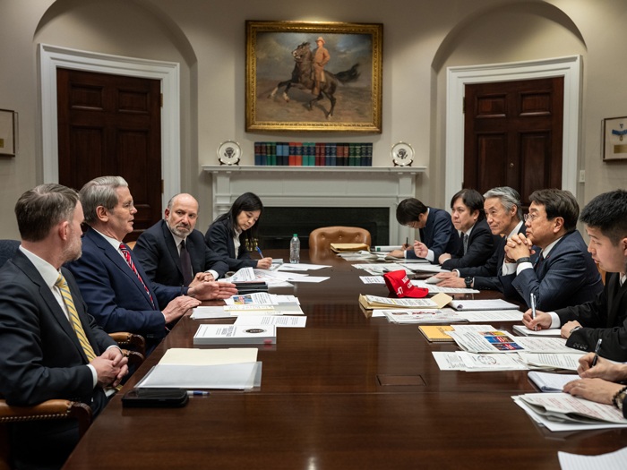 赤澤大臣と米国閣僚（財務長官、商務長官、通商代表）の関税交渉を支援（2025年）[ホワイトハウスのSNSより]
