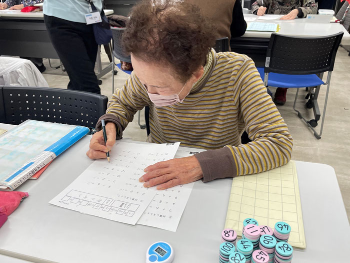計算教材に取り組む井口さん