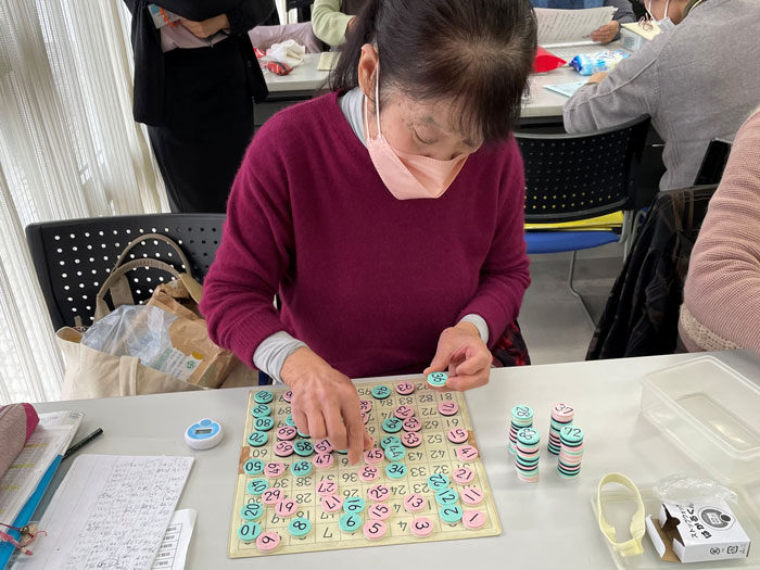 マイすうじ盤に取り組む藤後さん