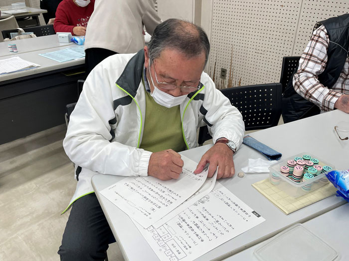 読み書き教材に取り組む中井さん