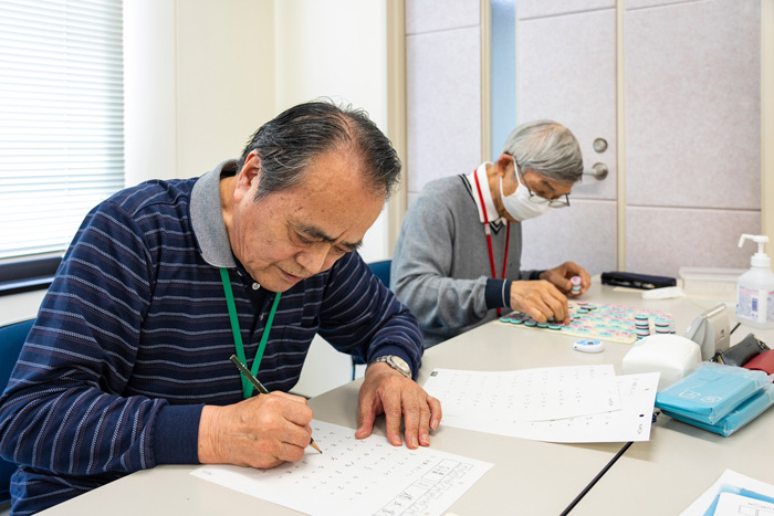学習風景（手前から、橋本さん、亀ケ森さん）