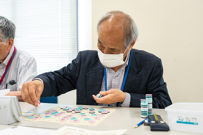 すうじ盤に取り組む平本さん