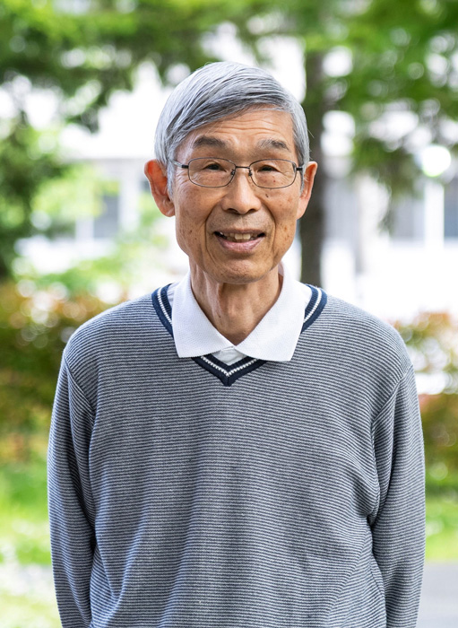 すうじ盤が気に入っているという亀ケ森さん。独自に新聞の株式欄の数字を筆算とそろばんで計算することもしている。