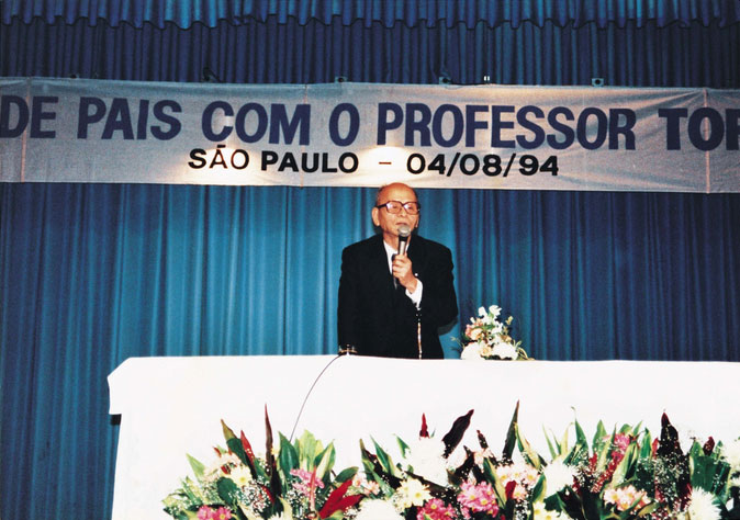 ブラジルで講演を行う公文公（1994年8月）
